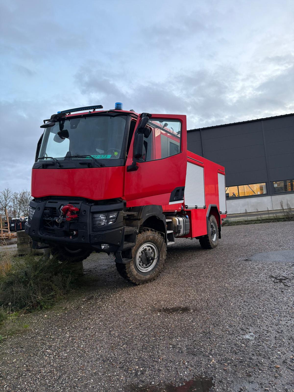 Brandweerwagen ingeveerd rechter aanzicht